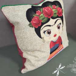 Frida com coroa flores vermelhas.