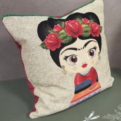 Frida com coroa flores vermelhas.