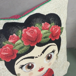 Frida com coroa flores vermelhas.