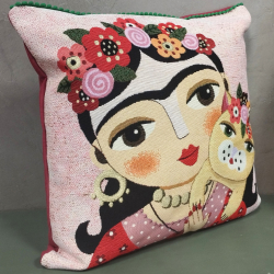 Frida com coroa de flores coloridas.