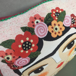 Frida com coroa de flores coloridas.