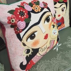 Frida com coroa de flores coloridas.