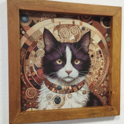 Inspirado no universo artístico de Gustav Klimt e na enigmática da figura felina.