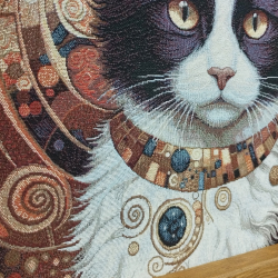 Inspirado no universo artístico de Gustav Klimt e na enigmática da figura felina.